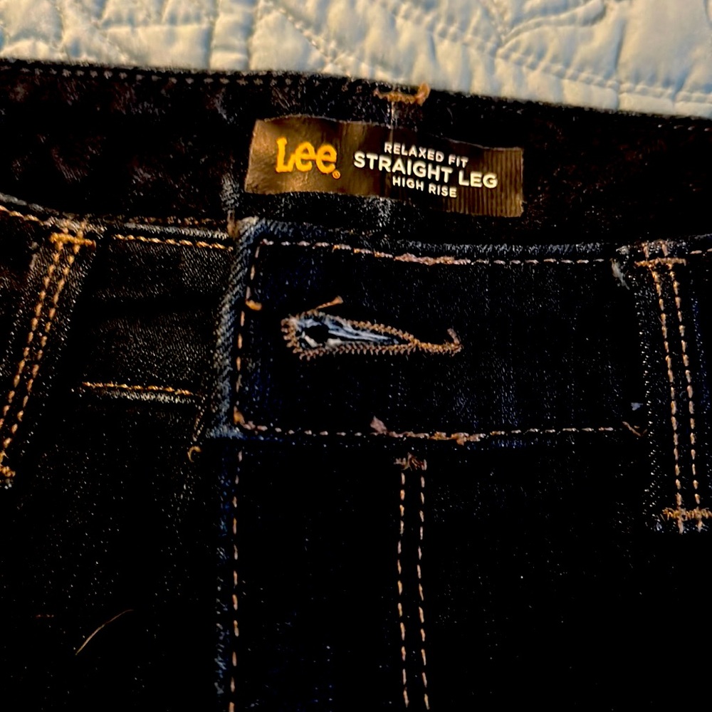 Lee woman’s Relaxed Fit Straight Leg High Rise Jeans size 6